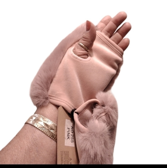 FAUX Fur Fingerless Gloves NWT - Picture 2 of 3